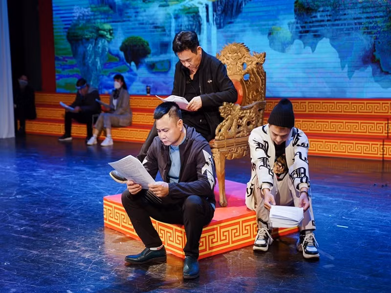 Đi kèm loạt ảnh, Duy Khánh viết: "Tết năm nay Duy Khánh xin phép được diện kiến Ngọc Hoàng và các Táo ạ. Thật sự bản thân Khánh vô cùng hạnh phúc và vinh dự khi có cơ hội được làm việc cùng các cô chú tiền bối đã từng là tuổi thơ của biết bao thế hệ. Hy vọng sự xuất hiện của Khánh sẽ được quý khán giả yêu thương và ủng hộ thật nhiều ạ". Ảnh: FB Duy Khánh