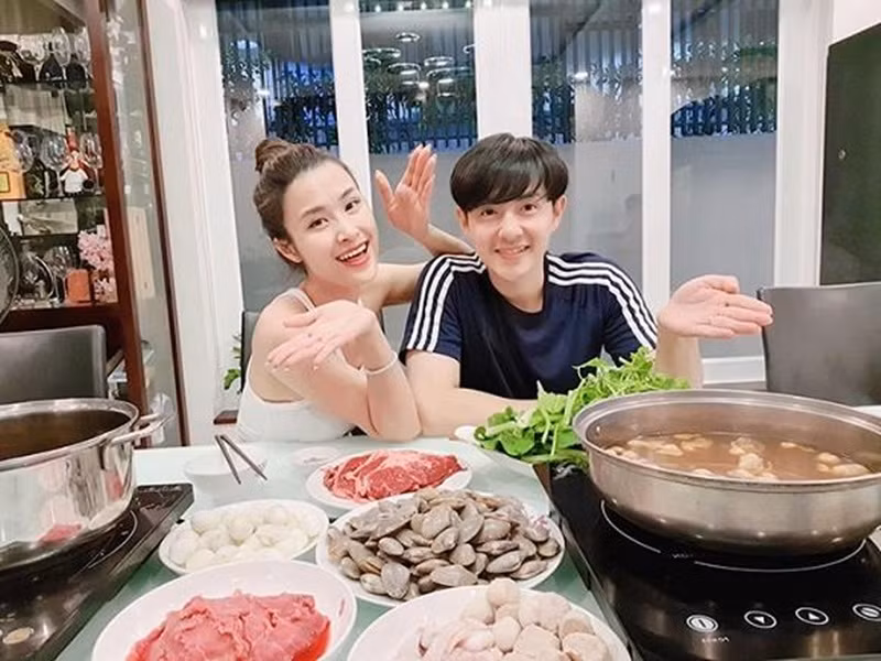 Đông Nhi từng khoe được bố mẹ chồng đãi ăn thịnh soạn sau khi vợ chồng cô đi hưởng tuần trăng mật trở về.