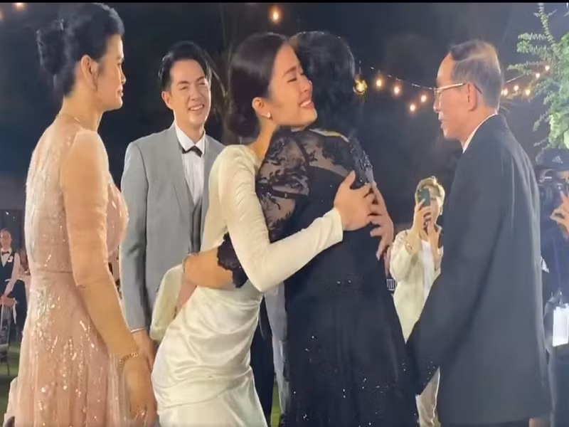 Theo những người có mặt trong lễ ăn hỏi, gia đình Ông Cao Thắng đã phát biểu: "Cảm ơn anh chị nhà gái đã sinh thành và giáo dưỡng để chúng tôi may mắn có được đứa con dâu tuyệt vời như hiện tại".