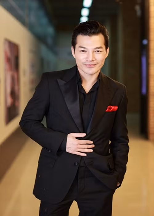 Theo Vietnamnet, mẹ của bé Bảo Khanh là một doanh nhân, thế hệ 8X. Cô và Trần Bảo Sơn có cơ hội gặp gỡ, làm quen qua một bữa tiệc tối của những người bạn chung. Hiện tại, mối quan hệ giữa Trần Bảo Sơn và mẹ của con gái thứ hai vẫn là một ẩn số. Ảnh: Công lý và xã hội