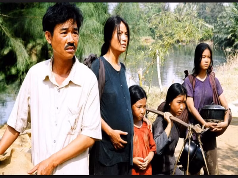 Với vóc dáng gầy gò, gương mặt “đau khổ”, Quốc Khánh hợp với vai diễn nghèo khổ, có số phận lận đận. Trong phim "Áo lụa Hà Đông" ra rạp năm 2006, Quốc Khánh đóng vai anh Gù nghèo. Ảnh: Dân Trí
