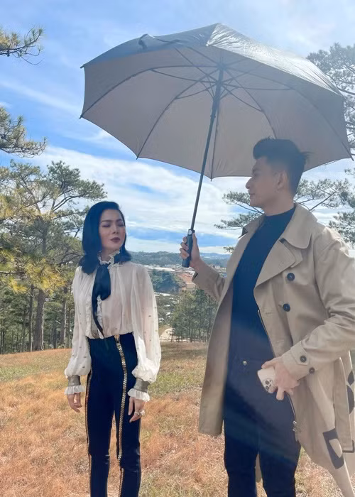 Ở hậu trường quay MV, nam người mẫu chăm sóc bạn gái hơn tuổi. Ảnh: Yan