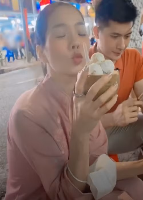 Mới đây, cư dân mạng truyền tay nhau clip Lệ Quyên đang ngồi ăn kem bên Lâm Bảo Châu. Đáng chú ý, Lâm Bảo Châu ngồi bấm điện thoại không ngừng. Ảnh: Yan