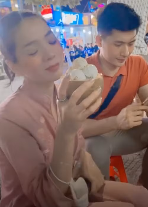 Không ít lần tình trẻ của Lệ Quyên bị cư dân mạng có thái độ thờ ơ với bạn gái hơn 12 tuổi. Ảnh: Yan