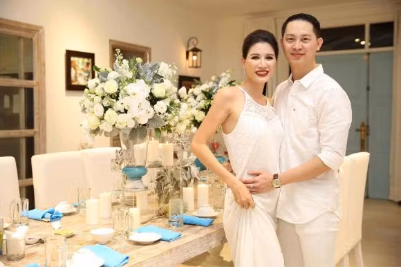 Do giúp việc nghỉ làm sớm nên Trang Trần được ông xã phụ làm lễ cúng ông Công ông Táo. Mâm cỗ cúng của gia đình Trang Trần gồm xôi gấc hình cá, bánh chưng, dưa hấu, kẹo.
