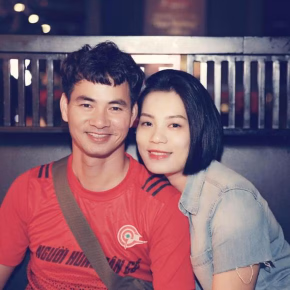 Nhà của nghệ sĩ Xuân Bắc làm mâm cỗ từ ngày 21 âm lịch. Mâm cỗ gồm nem rán, bánh chưng, rau xào, giò, canh măng, gà nướng.