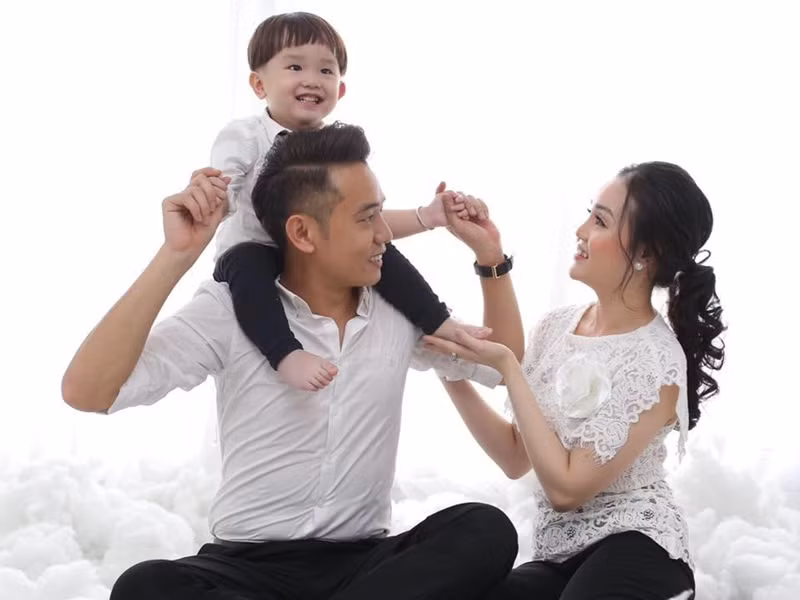 Sau 2 năm ở rể, Việt Bắc xin phép bố mẹ vợ quay lại với nghệ thuật. Anh cùng bà xã ra Hà Nội sống. Ảnh: FB Việt Bắc