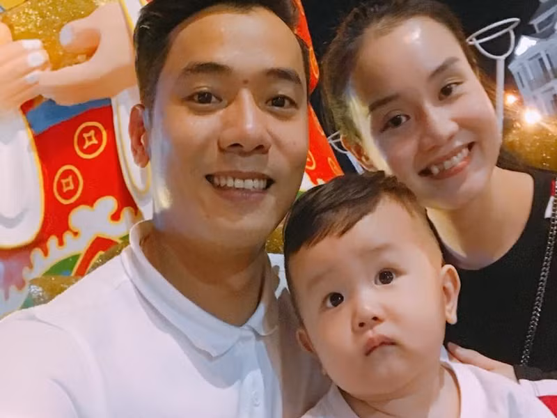 Vợ chồng Việt Bắc có một cậu con trai chung. Ảnh: FB Việt Bắc