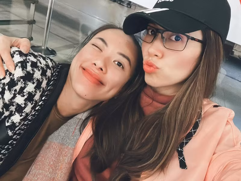 Hoàng My còn hài hước bắt trend "Mang tiền về cho mẹ" khi thông báo mắc COVID-19. “Không mang tiền về cho mẹ /Không mang tiền về cho mẹ/Lại đi mang bầu về cho mẹ”, Hoàng My viết.