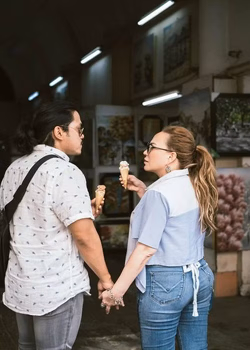 Thanh Hà và bạn trai kém 12 tuổi luôn dành cho nhau những cử chỉ tình tứ khiến nhiều người ghen tỵ. Ảnh: FBNV