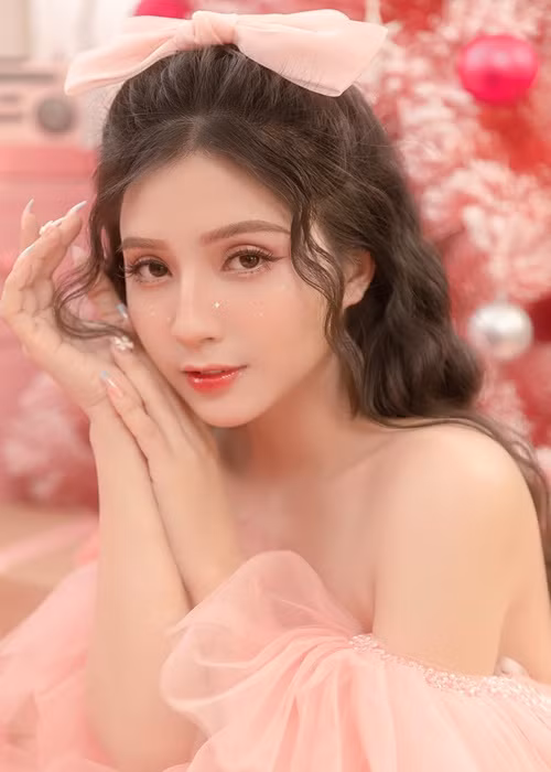 Năm 2017, bạn gái màn ảnh của Anh Tú dự thi The Face nhưng chỉ lọt top 50.