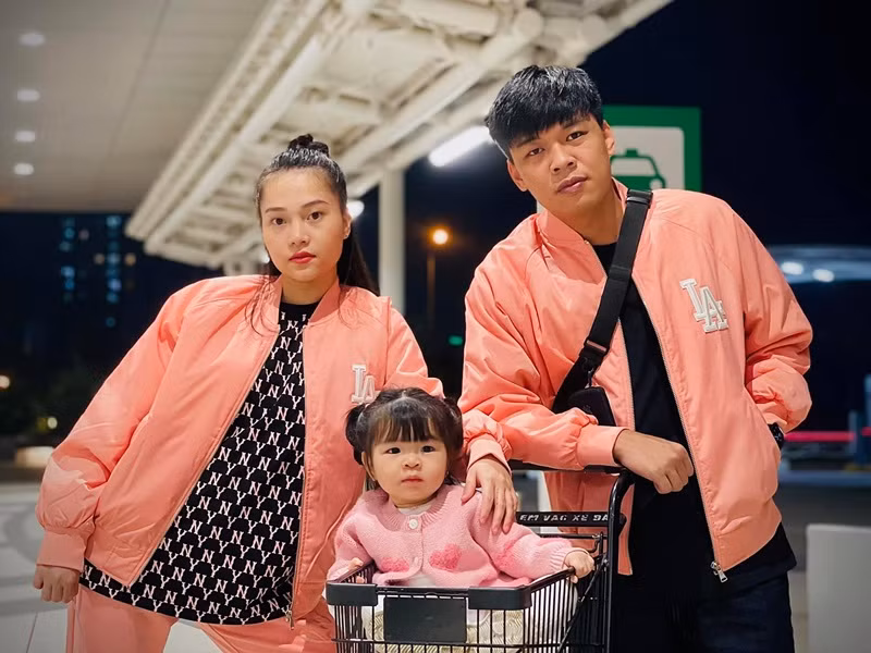 Trung Ruồi lập gia đình vào cuối năm 2019 sau 3 năm hẹn hò. Bà xã của nam diễn viên tên Ngọc Hà, sinh năm 1996, kém anh 3 tuổi, đến từ Yên Bái. Ngọc Hà là một diễn viên múa, từng công tác tại Nhà hát nghệ thuật đương đại.