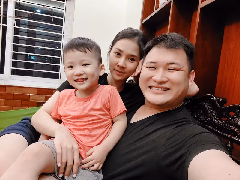 Lưu Mạnh Dũng chia sẻ, bà xã hiểu công việc của anh nên không ghen khi anh đóng cảnh tình tứ với bạn diễn.