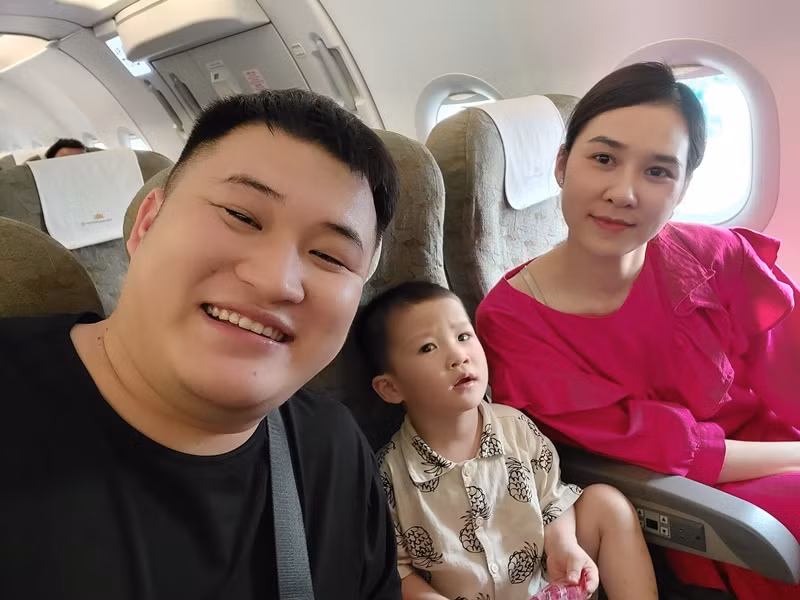 Mạnh Dũng dành thời gian rảnh rỗi ở nhà chơi với con trai đầu lòng hay đưa vợ con đi du lịch.