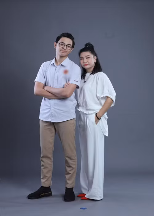 Kháu khỉnh ngày nhỏ, lớn lên, cu Bom - quý tử của Thái Hòa và Cát Phượng trổ mã phổng phao. Thiên Minh có chiều cao 1m74.