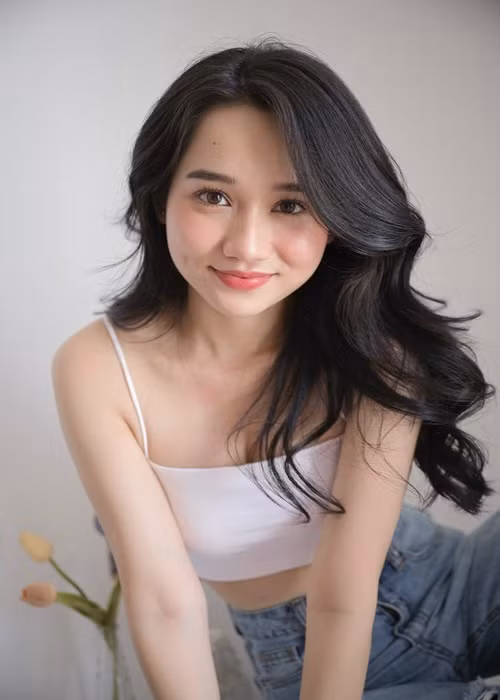 Không chỉ tài năng, Trúc Anh còn xinh đẹp. Nữ diễn viên sinh năm 1998 sở hữu gương mặt bầu bĩnh, chiếc mũi cao, đôi môi hình trái tim cùng đôi mắt trong veo, ngây thơ.
