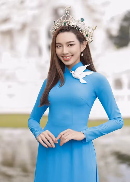 Thùy Tiên từng lọt top 5 Hoa hậu Việt Nam 2018, giành danh hiệu Á khôi 1 cuộc thi Hoa khôi Nam Bộ 2017. Đặc biệt, năm 2021, cô mang về vương miện đầu tiên cho nhan sắc Việt ở cuộc thi Hoa hậu Hòa bình Quốc tế.