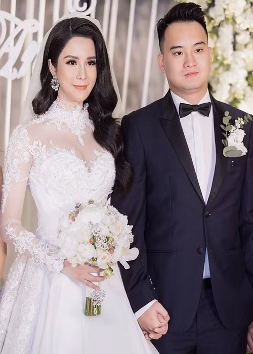 Phía Đức Phạm - chồng của Diệp Lâm từng viết status tuyên bố ly thân Diệp Lâm Anh. Tuy nhiên, Diệp Lâm Anh trả lời truyền thông, vợ chồng cô chỉ cãi nhau, chưa ly thân. Cô cho biết, bản thân bất ngờ khi chồng có dòng thông báo chuyện ly thân bởi anh rất ít dùng mạng xã hội, lại không giỏi viết tiếng Việt. Khi hỏi Đức Phạm về clip bước ra từ nhà riêng của Quỳnh Thư, Diệp Lâm Anh không nhận được sự phản hồi từ chồng. Ảnh FB Diệp Lâm Anh