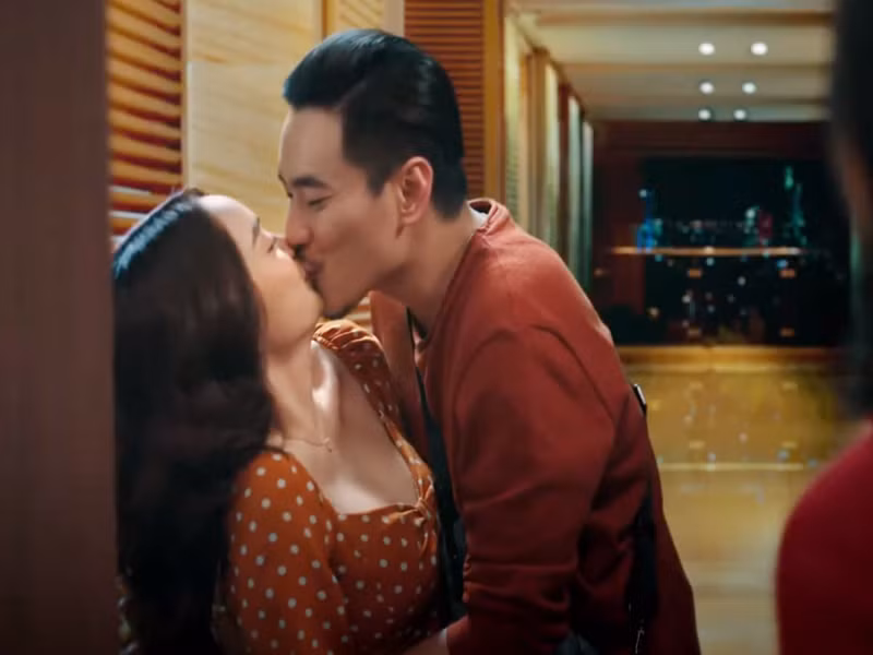 Trước Thu Trang, Kiều Minh Tuấn đóng cảnh hôn với Kaity Nguyễn trong phim điện ảnh “Tiệc trăng máu”. Ảnh chụp màn hình