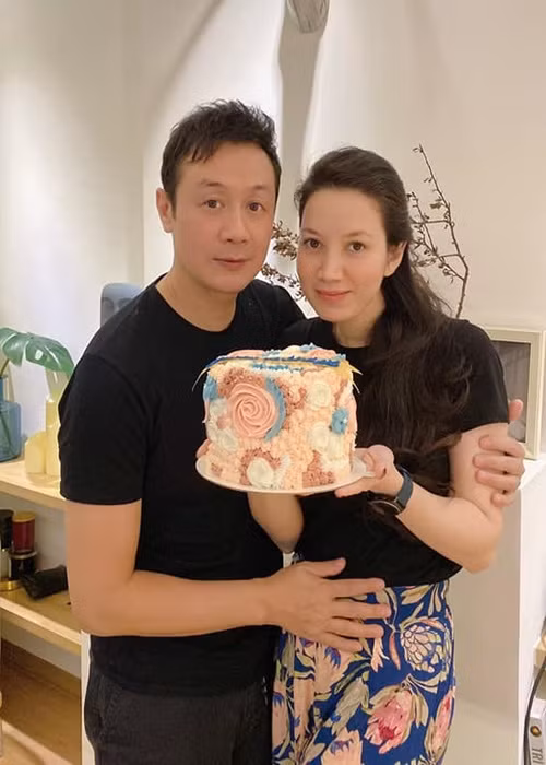 Năm 2013, MC Anh Tuấn tái hôn với Lý Hồng Nhung. Bà xã của Anh Tuấn sinh năm 1988, kém chồng đến 14 tuổi. Hồng Nhung mang 2 dòng máu Pháp - Việt. Cô từng vào chung kết cuộc thi Hoa hậu Việt Nam 2008. Ảnh: FB Anh Tuấn