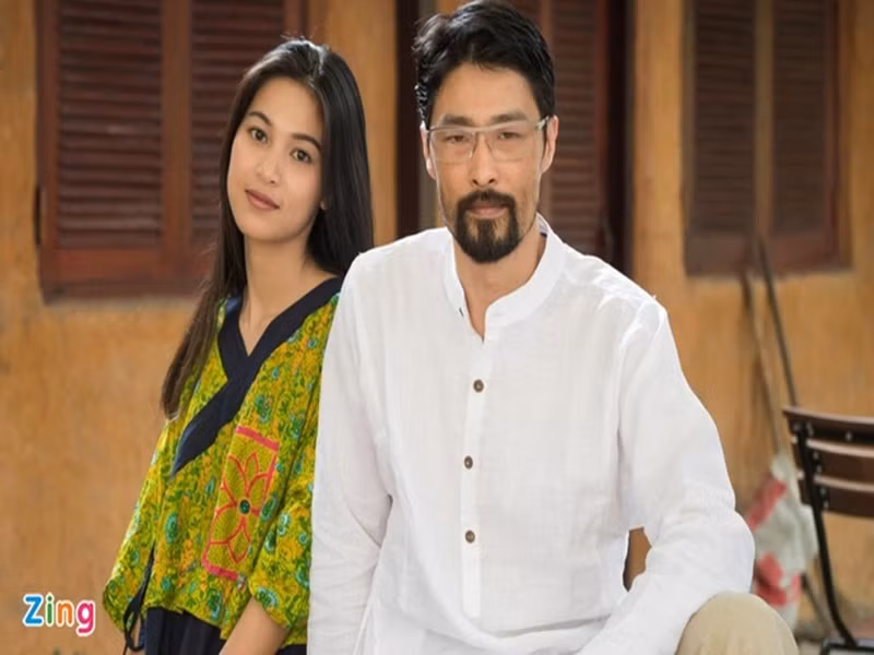 Johnny Trí Nguyễn là nam nghệ sĩ bằng tuổi Thái Hòa và cũng gắn bó với nửa kia kém hàng chục tuổi. Bạn gái của Johnny Trí Nguyễn là Nhung Kate. Cô sinh năm 1989, kém bạn trai 15 tuổi, là diễn viên. Ảnh: Zing