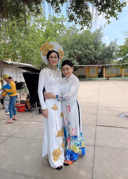 Vào vai giả gái, Hoài Linh mặc áo dài trắng xuất hiện bên Lê Giang năm 2021. Ảnh: Yeah1
