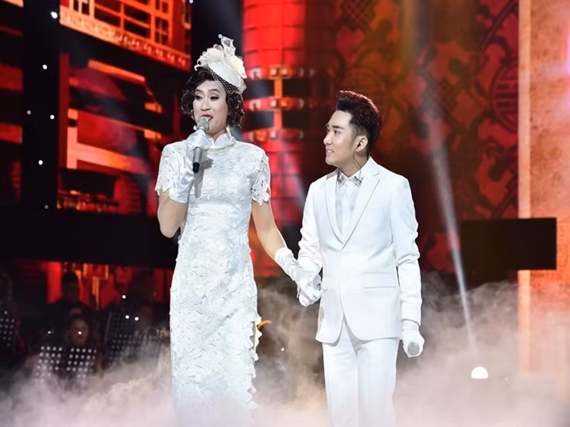 Năm 2017, Hoài Linh hóa cô dâu, làm đám cưới cùng Quang Hà trong liveshow. Ảnh: Lao động