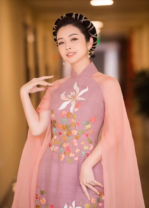 Mới đây, Jennifer Phạm đảm nhận vai trò MC chương trình phát sóng vào dịp Tết mang tên Xuân Phát Tài.