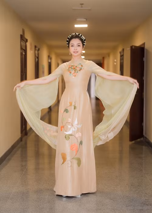 Jennifer Phạm đẹp gây mê trong trang phục áo dài kín đáo.