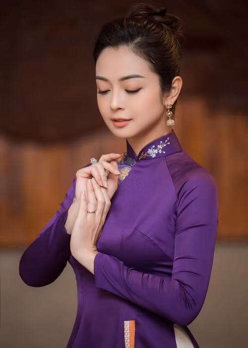 Đường cong ôm sát của mẫu áo dài giúp Jennifer Phạm khoe vóc dáng gợi cảm.