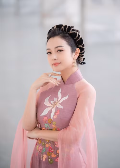 Bà mẹ 4 con chọn kiểu tóc búi gọn gàng và sang trọng cùng tông trang điểm nhẹ nền nã.