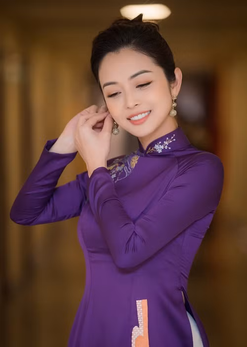 Ngoài 2 mẫu áo dài cách tân, Jennifer Phạm còn diện mẫu áo dài truyền thống tông màu tím.