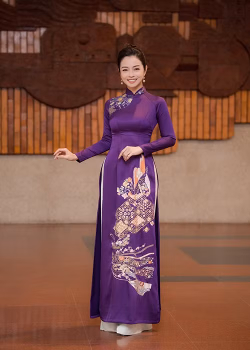 Trang phục ôm sát cơ thể, điểm nhấn là những họa tiết thêu trên tà áo dài, cổ áo và vai áo khá tinh tế.