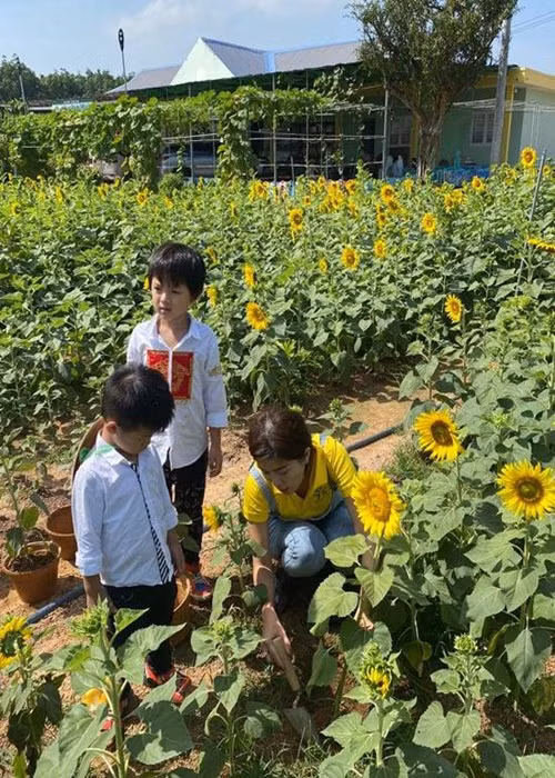 Người đẹp muốn các con trải nghiệm cuộc sống bình dị. Ảnh: Vietnamnet