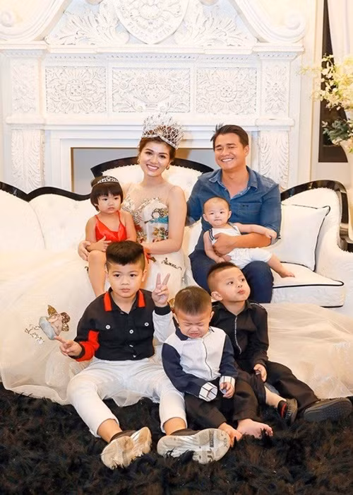 Người đẹp Oanh Yến cảm động trước việc doanh nhân Tân Long coi hai con riêng của cô như con đẻ. Ảnh: Sức khỏe và đời sống