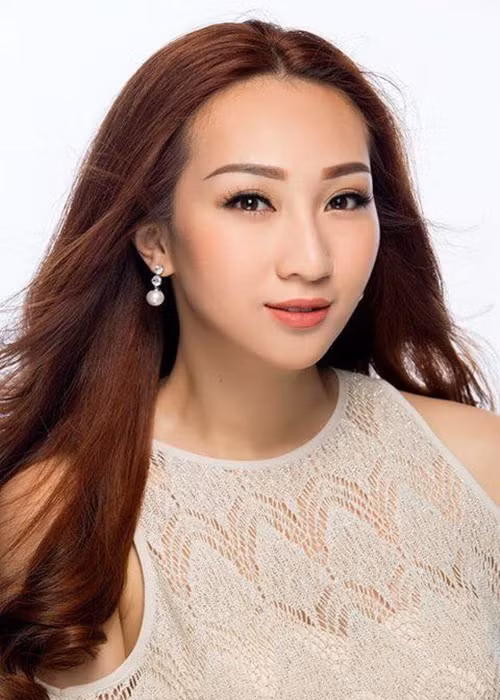 Sau 7 năm gắn bó, khi nhận ra chồng có bóng dáng người con gái khác, Lều Phương Anh viết đơn ly hôn và trở về Việt Nam tham gia Vietnam Idol. Người chồng đầu tiên của Lều Phương Anh sang Việt Nam để níu kéo cô nhưng nữ ca sĩ vẫn quyết định chia tay. Ảnh: FB Lều Phương Anh