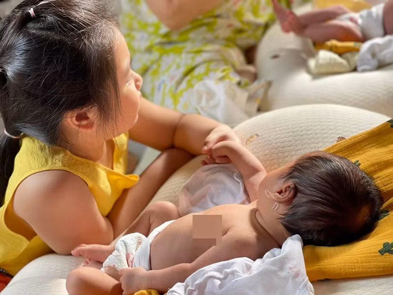 Bé Queenie rất quan tâm đến hai em gái.