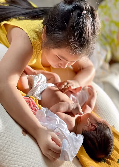Bé Queenie hay dậy sớm để sưởi nắng, chuyện trò và chơi với các em.