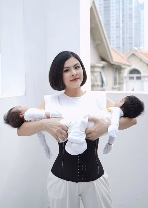 Vân Trang khoe vóc dáng thon gọn bên hai con gái sinh đôi Van Trang khoe voc dang thon gon ben hai con gai sinh doi