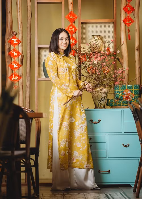 4 mỹ nhân nhóm Tứ ca ngẫu nhiên không kém cạnh nhau về tài năng lẫn nhan sắc. Một số bài hát gây chú ý của nhóm gồm: “Hôn môi xa”, “Let's get loud”, “Baby one more time” lời Việt.