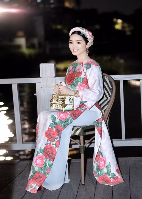 Giáng Mỹ cũng đẹp gây mê trong trang phục áo dài kín đáo.