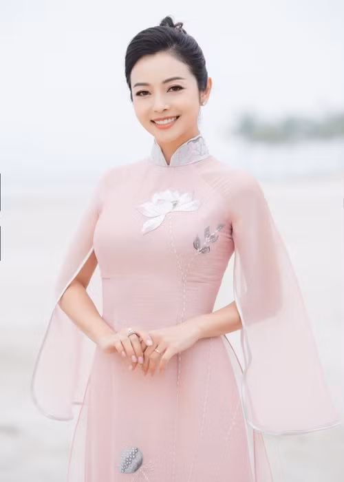 Mỹ nhân Việt bung lụa với áo dài đón Tết My nhan Viet bung lua voi ao dai don Tet