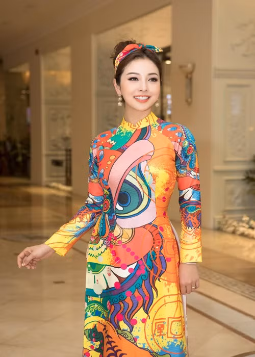 Khi mặc áo dài, bà mẹ 4 con chọn kiểu tóc búi gọn gàng và sang trọng cùng tông trang điểm nhẹ nền nã.