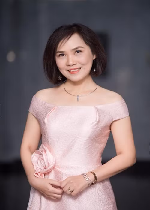 Được khen về diễn xuất, Anh Thơ chia sẻ trên VTV: "Thực ra giữa việc diễn hài duyên và lố là ranh giới rất mong manh. Vì vậy, tôi luôn tâm niệm phải diễn rất chân thành thì mới đem lại một vai diễn chân thực, không bị cường điệu hoá. Duyên là trời cho nhưng nếu không chăm chút, suy nghĩ và cân nhắc những điều nên hay không nên đưa vào nhân vật thì các vai diễn sẽ không thể ấn tượng được". Ảnh: FBNV