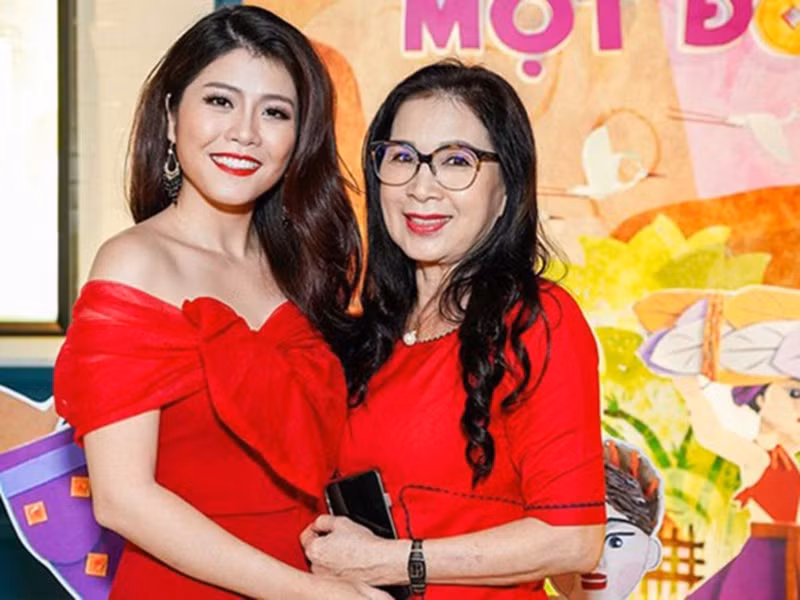 Nghệ sĩ Kim Xuân yêu thương con dâu. Cô cho biết, bản thân thường đứng về phía con dâu và khiển trách con trai vì đã không nhường nhịn vợ khi hai vợ chồng con trai xảy ra mâu thuẫn. Ảnh: Thế giới trẻ
