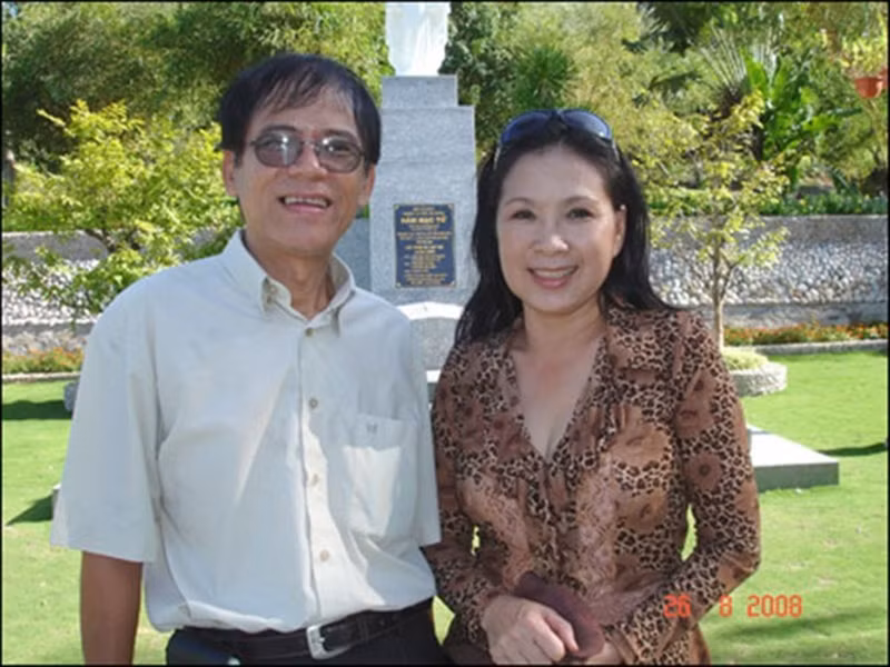Nghệ sĩ Kim Xuân kết hôn năm 1980. Trong suốt hơn 40 năm qua, cô luôn được người bạn đời lặng lẽ đón đưa đi diễn, ra phim trường, đi phỏng vấn. Ảnh: Khám phá