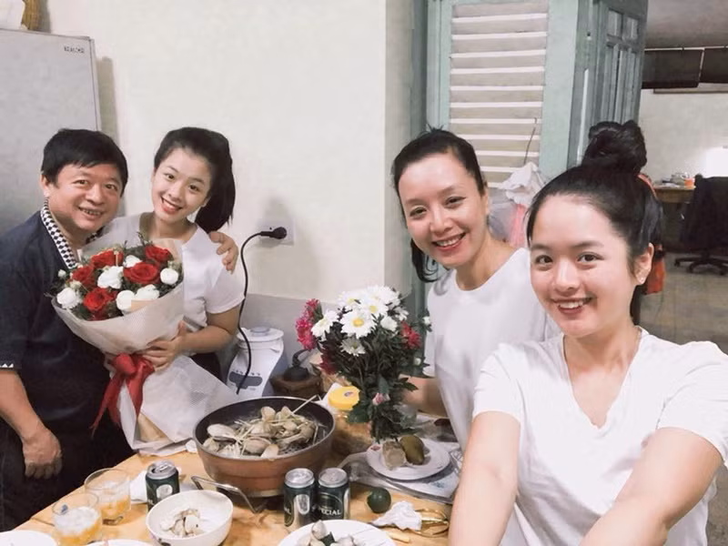Trong cuộc phỏng vấn với Đời sống và pháp luật, Chiều Xuân khoe ông xã chiều chuộng vợ con. Cô nói: “30 năm ở với nhau, chưa bao giờ anh ấy to tiếng với vợ con. Đặc biệt, anh ấy rất thích vào bếp nấu nướng cho vợ con ăn. Bên cạnh đó, anh Quân là người rất tình cảm. Tôi và con gái lớn Hồng Mi khi nhìn thấy anh ấy chăm sóc cho Hồng Khanh – con gái út thì hay trêu, anh ấy là trưởng gánh cải lương vì hai bố con rất tình cảm, quấn quýt với nhau”. Ảnh: FB Đỗ Hồng Quân