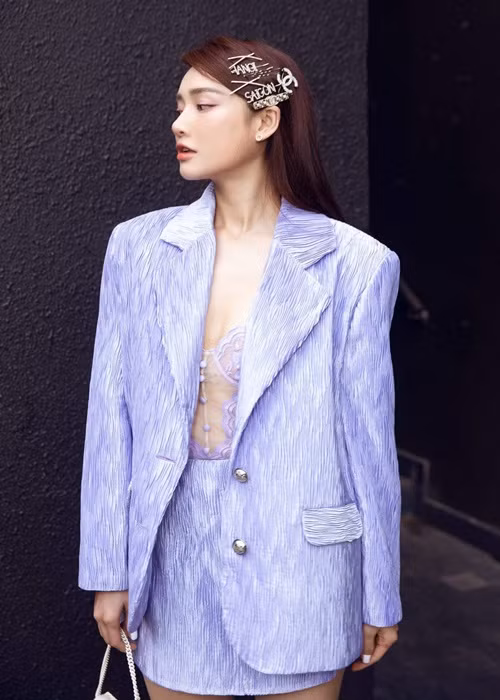 Sau khi sinh con, bà xã của Trường Giang trông gầy gò vì giảm cân.