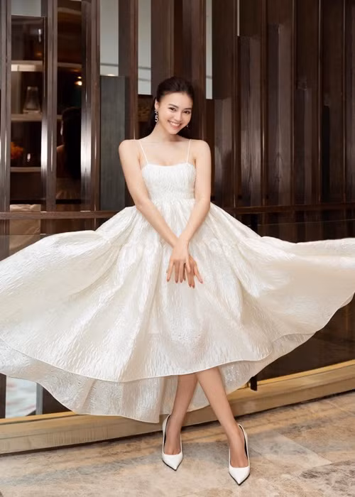 Lan Ngọc hướng tới hình ảnh quyến rũ, trẻ trung.