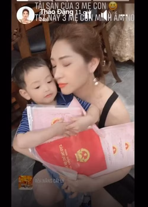 Cô chia sẻ: "Tài sản của 3 mẹ con. Tết này 3 mẹ con mình ấm no".